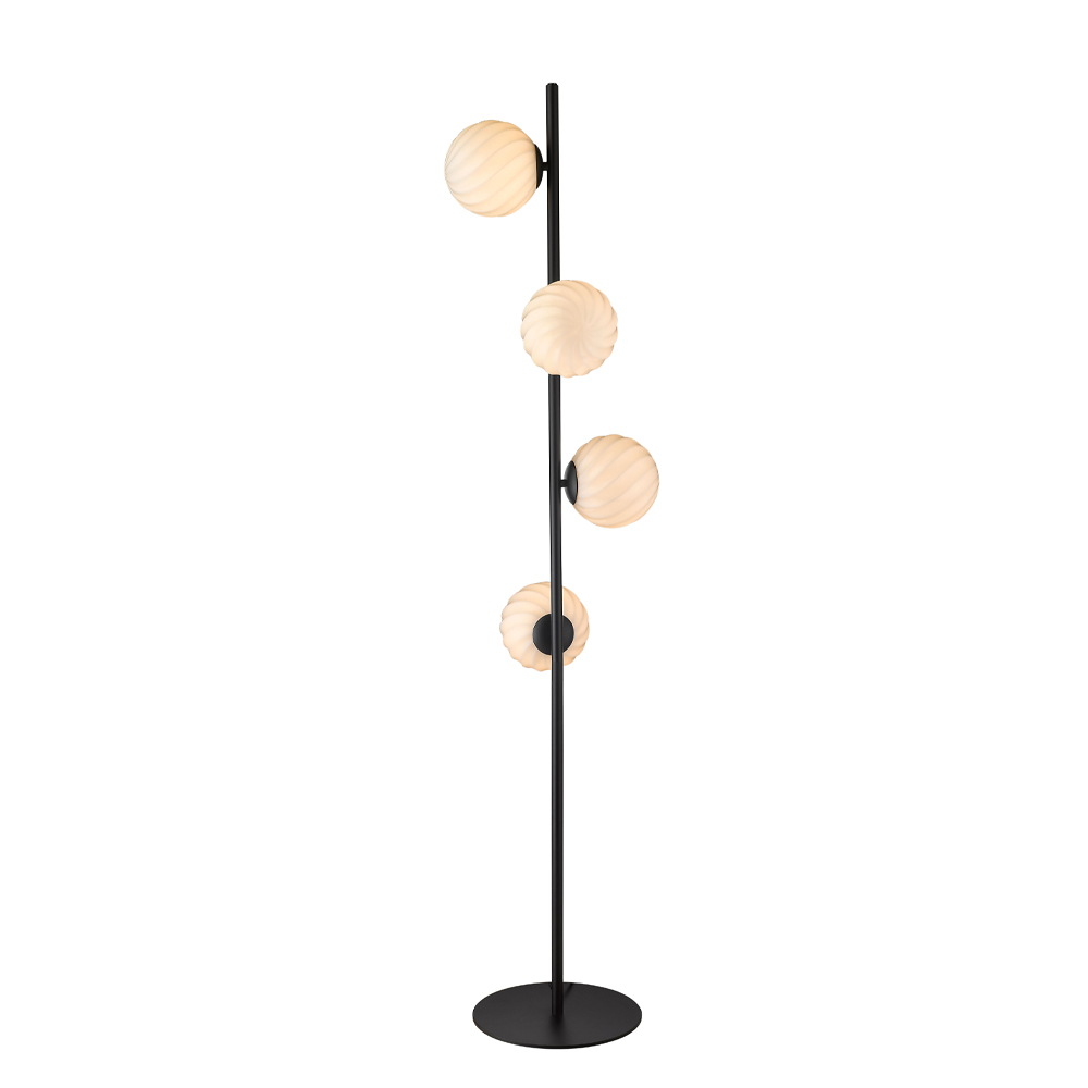 Twist Svart gulvlampe Fra Halo Design - Lampens mattsvarte ramme og myke lys skaper en perfekt balanse mellom modernitet og varme.