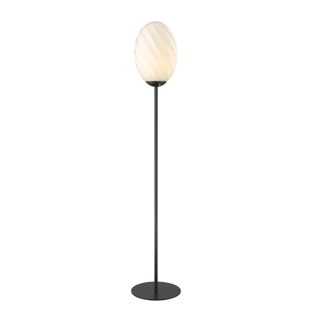 Twist Svart gulvlampe Fra Halo Design - Den slanke, mattsvarte rammen gir et minimalistisk og stilig inntrykk som passer b&aring;de moderne og klassiske milj&oslash;er.