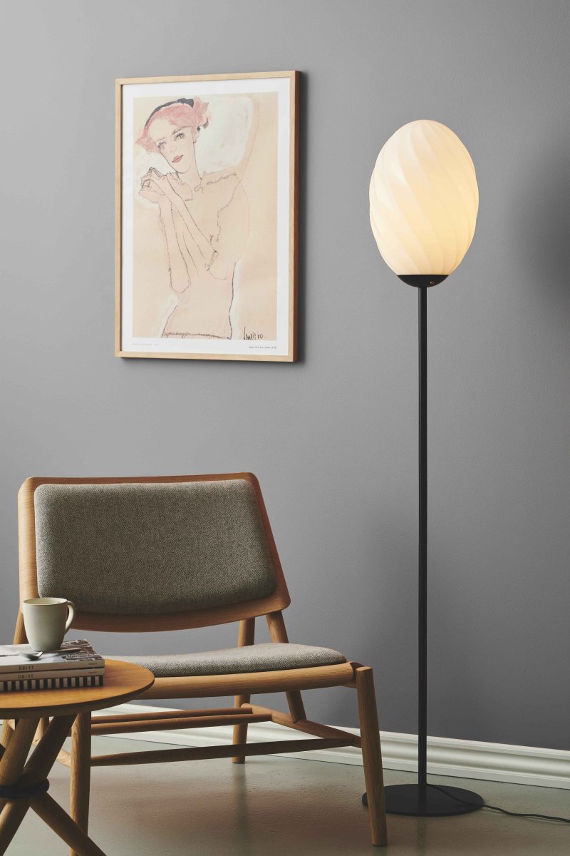 Twist Svart gulvlampe Fra Halo Design - Den slanke, mattsvarte rammen gir et minimalistisk og stilig inntrykk som passer b&aring;de moderne og klassiske milj&oslash;er.