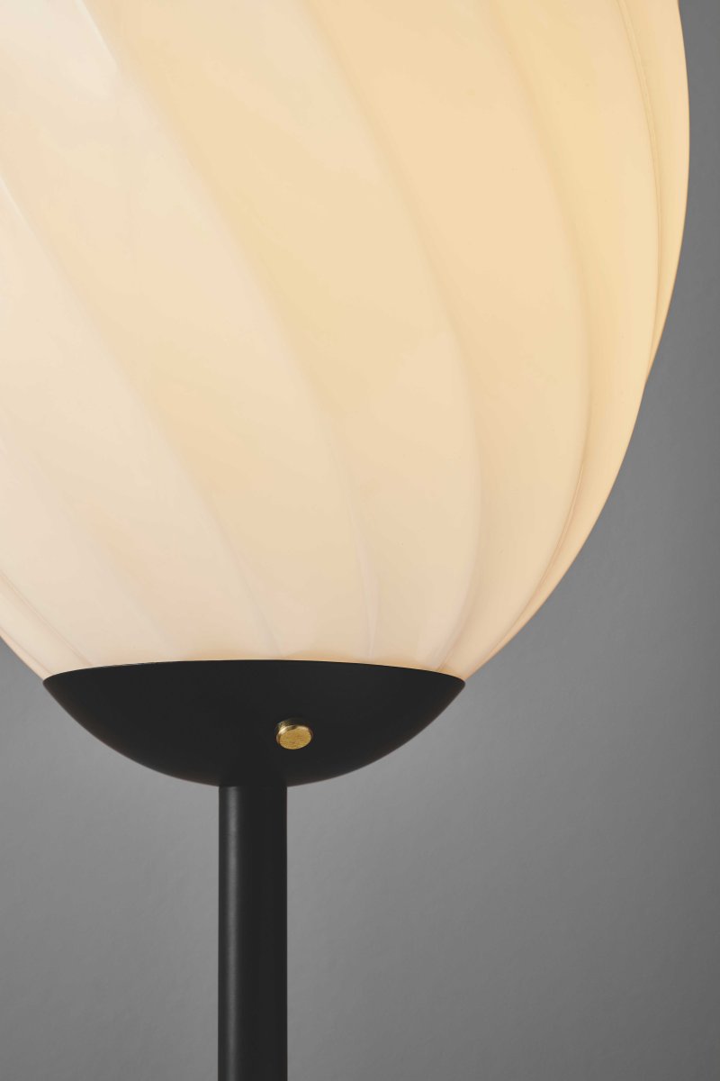 Twist Svart gulvlampe Fra Halo Design - Den slanke, mattsvarte rammen gir et minimalistisk og stilig inntrykk som passer b&aring;de moderne og klassiske milj&oslash;er.