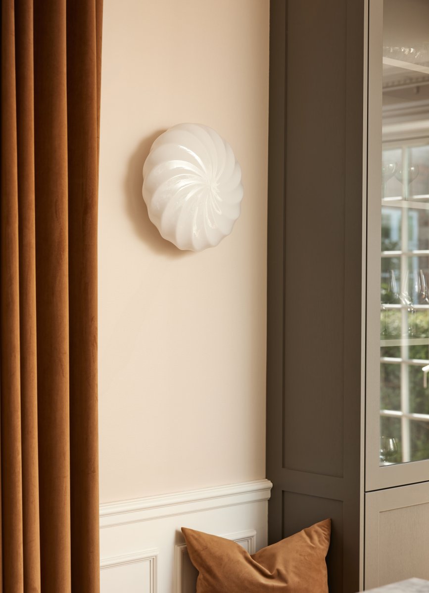 Twist Ø35 Antikk messing plafond Fra Halo Design - Gi hjemmet ditt et l&oslash;ft med Twist &ndash; den stilige tak/vegglampen som kombinerer moderne eleganse med et unikt vridd design.