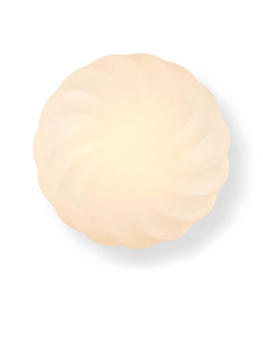 Twist Ø35 Antikk messing plafond Fra Halo Design - Gi hjemmet ditt et l&oslash;ft med Twist &ndash; den stilige tak/vegglampen som kombinerer moderne eleganse med et unikt vridd design.