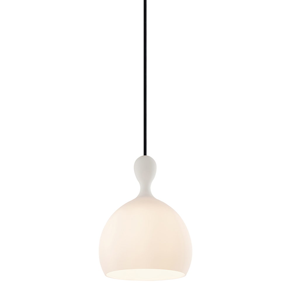 Dueodde Ø18 Opal Taklampe Fra Halo Design - Dueodde er en serie lamper med buede former og kontrasten mellom opalglass og detaljer i antikk messing gir disse lampene en unik stil.