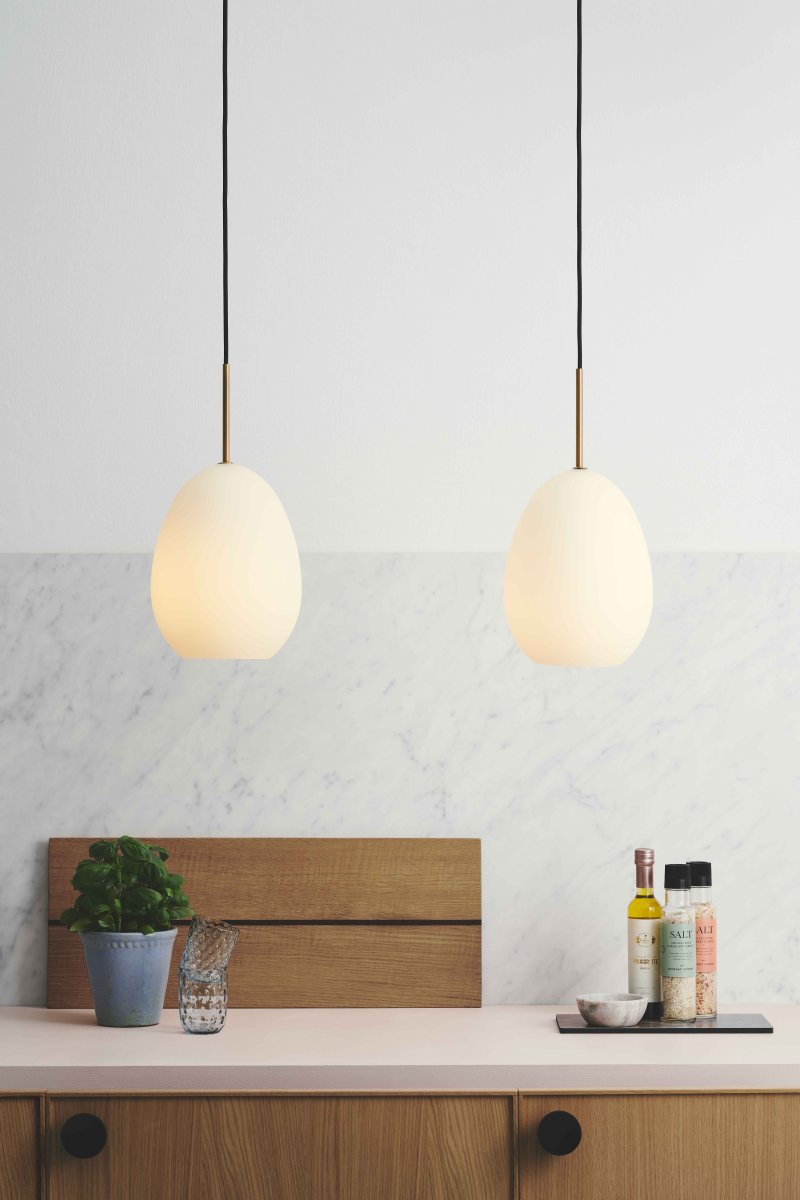 Bodø Ø20 Hvit Taklampe Fra Halo Design - Den glatte overflaten og runde formen p&aring; opalglass gir en fin spredning av lys i rommet og i kombinasjon med detaljene i messing gir det eleganse.
