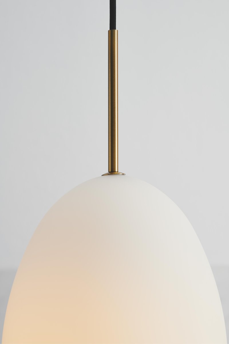 Bodø Ø20 Hvit Taklampe Fra Halo Design - Den glatte overflaten og runde formen p&aring; opalglass gir en fin spredning av lys i rommet og i kombinasjon med detaljene i messing gir det eleganse.