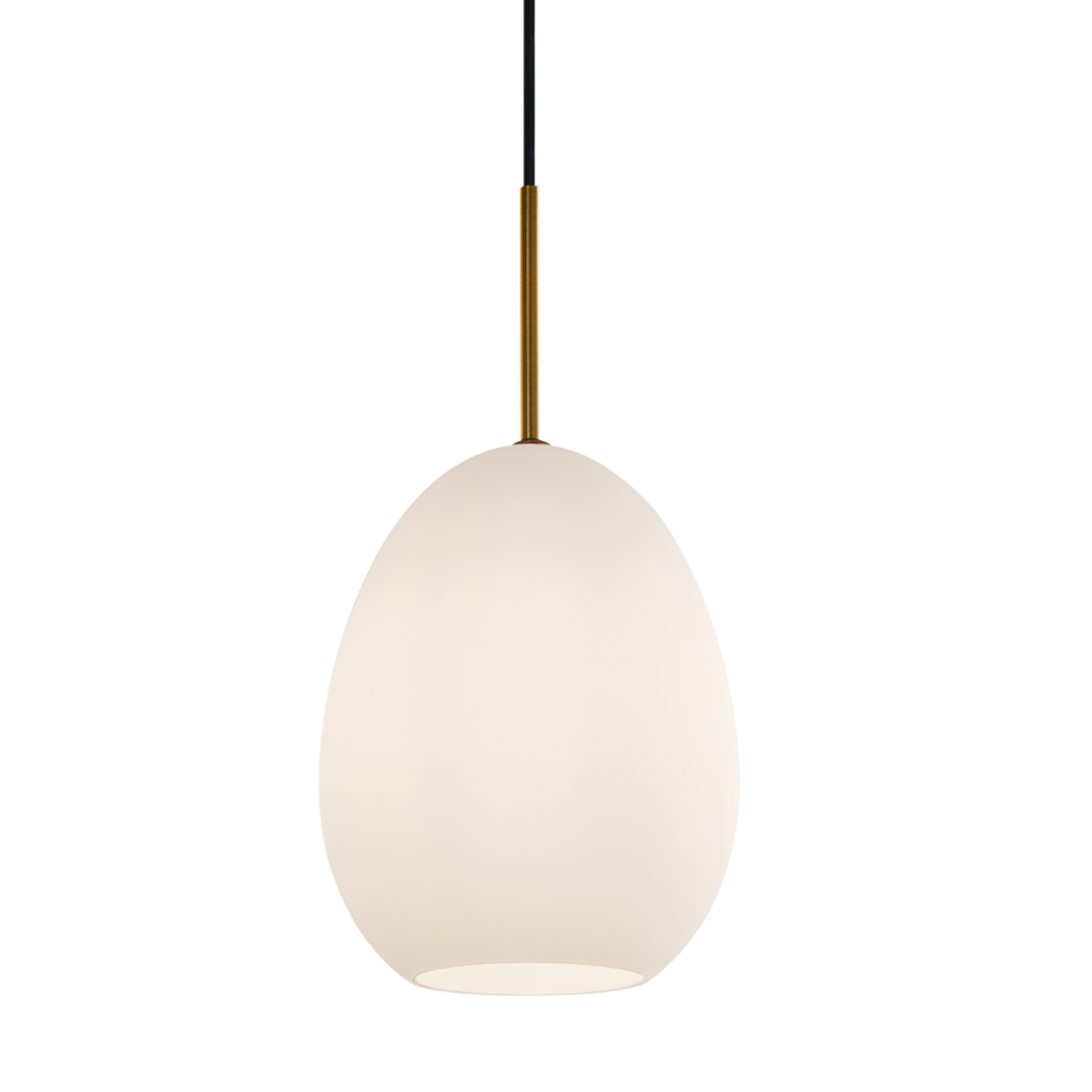 Bodø Ø20 Hvit Taklampe Fra Halo Design - Den glatte overflaten og runde formen p&aring; opalglass gir en fin spredning av lys i rommet og i kombinasjon med detaljene i messing gir det eleganse.