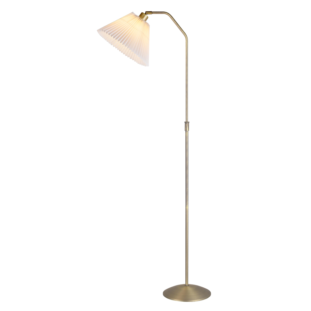 Berlin Antikk messing gulvlampe Fra Halo Design - Lampefoten av antikk messingfinish i kombinasjon med den plisserte skjermen gir litt ekstra eleganse til hjemmet ditt.