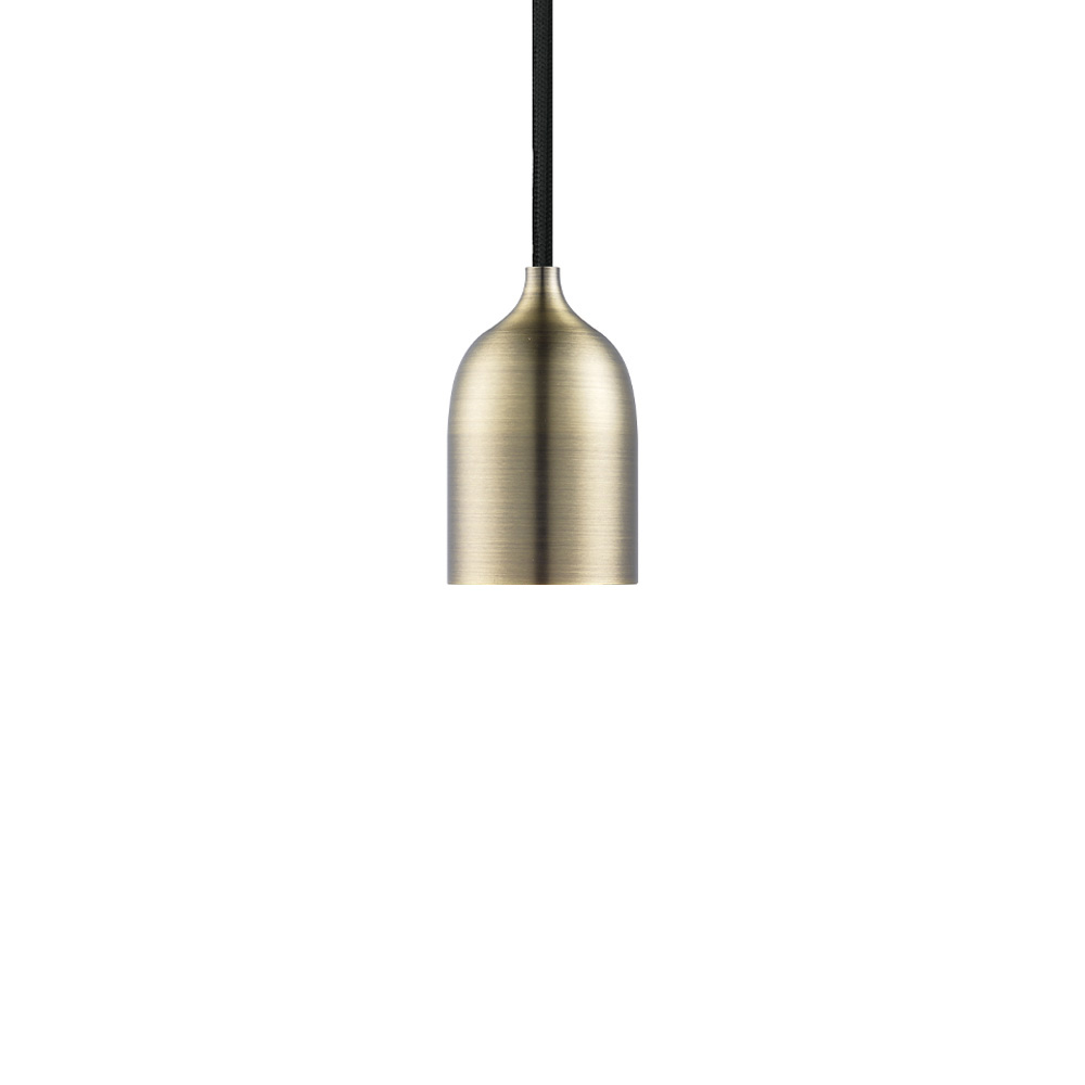 Classic Ø5 Antikk messing Taklampe Fra Halo Design - Plasser for eksempel flere i en gruppe over spisebordet eller som en pendel på soverommet over nattbordene, eller hvorfor ikke i et hjørne av stuen hvor det trengs litt ekstra koselig belysning.