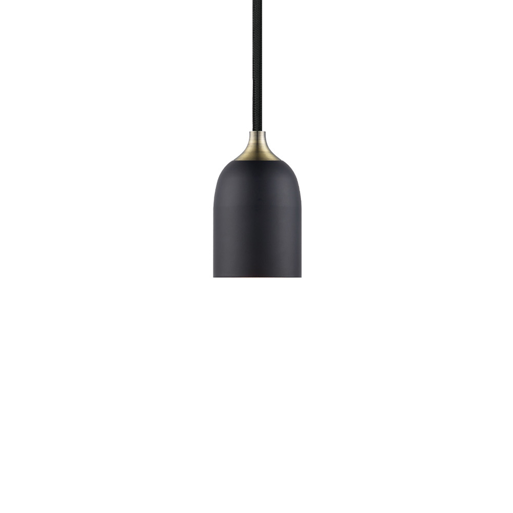 Classic Ø5 Svart Taklampe Fra Halo Design - Plasser for eksempel flere i en gruppe over spisebordet eller som en pendel på soverommet over nattbordene, eller hvorfor ikke i et hjørne av stuen hvor det trengs litt ekstra koselig belysning.