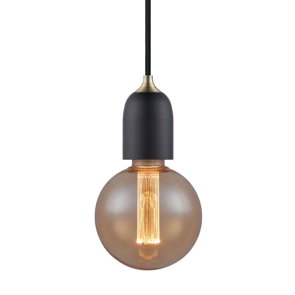 Classic Ø5 Svart Taklampe Fra Halo Design - Plasser for eksempel flere i en gruppe over spisebordet eller som en pendel på soverommet over nattbordene, eller hvorfor ikke i et hjørne av stuen hvor det trengs litt ekstra koselig belysning.