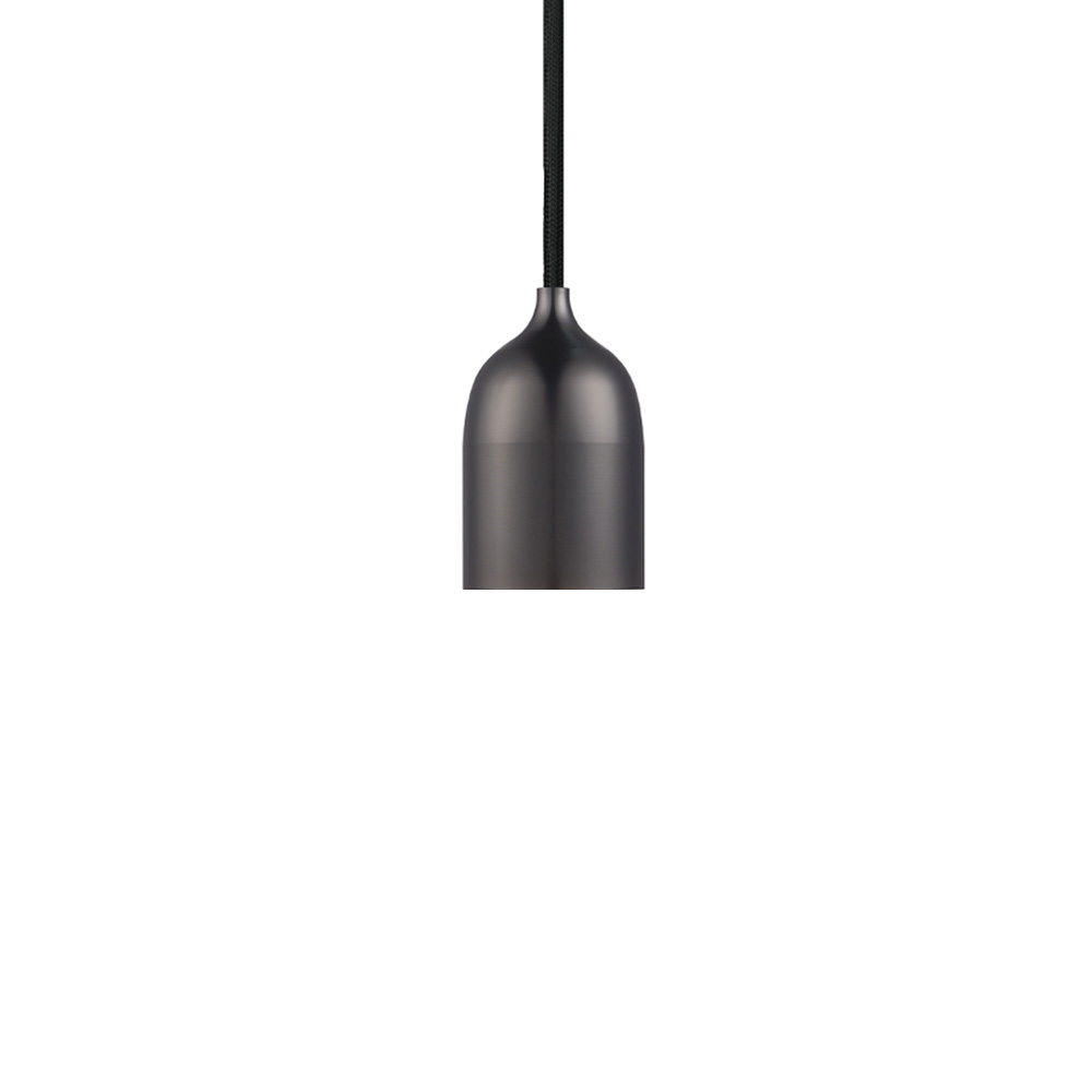 Classic Ø5 Mørkt sølv Taklampe Fra Halo Design - Plasser for eksempel flere i en gruppe over spisebordet eller som en pendel på soverommet over nattbordene, eller hvorfor ikke i et hjørne av stuen hvor det trengs litt ekstra koselig belysning.
