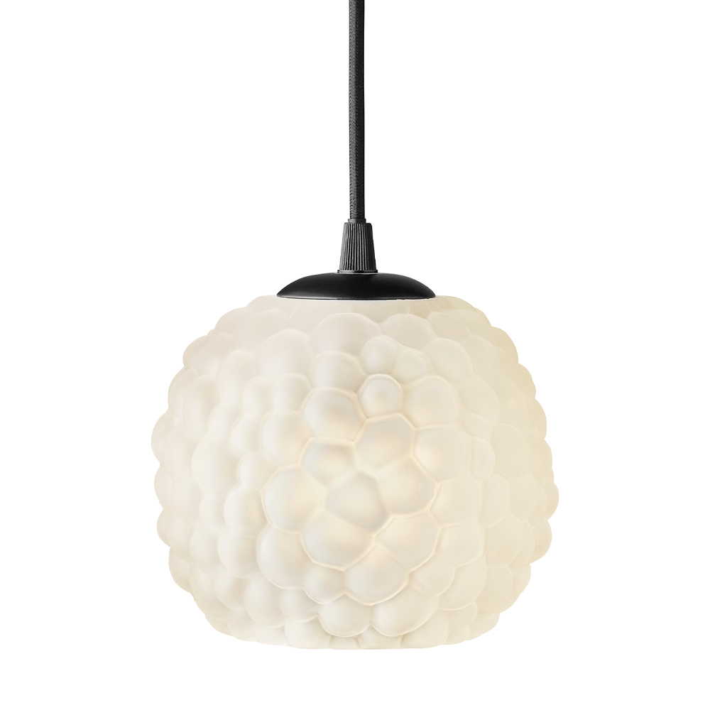 Grape Ø15 Hvit Taklampe Fra Halo Design - Denne pendelen laget av matt opalt glass med sorte detaljer passer perfekt som lyspunkt i et m&oslash;rkt hj&oslash;rne, over nattbord eller flere bord.
