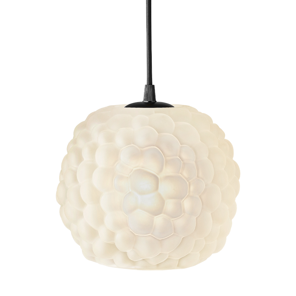Grape Ø20 Hvit Taklampe Fra Halo Design - Drue er en serie anheng som med sine fine, nyanserte detaljer henter inspirasjon fra druefrukten.