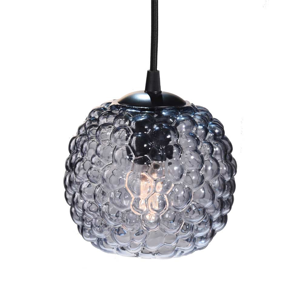 Zoom bilde av Grape Ø15 Røykfarget Taklampe Fra Halo Design - Denne pendelen laget av r&oslash;kt glass med sorte detaljer passer perfekt som lyspunkt i et m&oslash;rkt hj&oslash;rne, over nattbord eller flere bord.