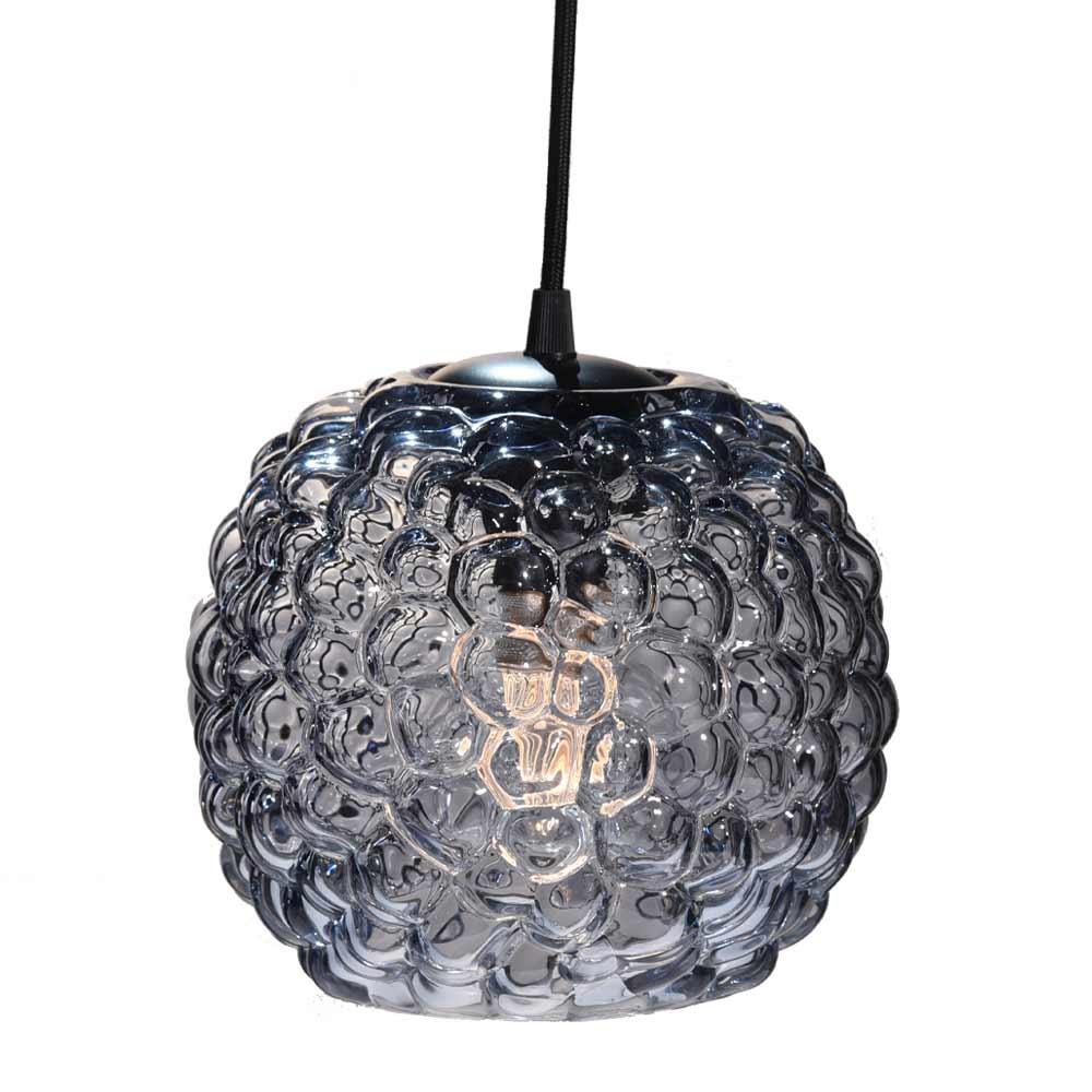 Grape Ø20 Røykfarget Taklampe Fra Halo Design - Dette anheng laget av r&oslash;kt glass med sorte detaljer er perfekt for flere p&aring;er; rad over spisebordet eller kj&oslash;kkenet.