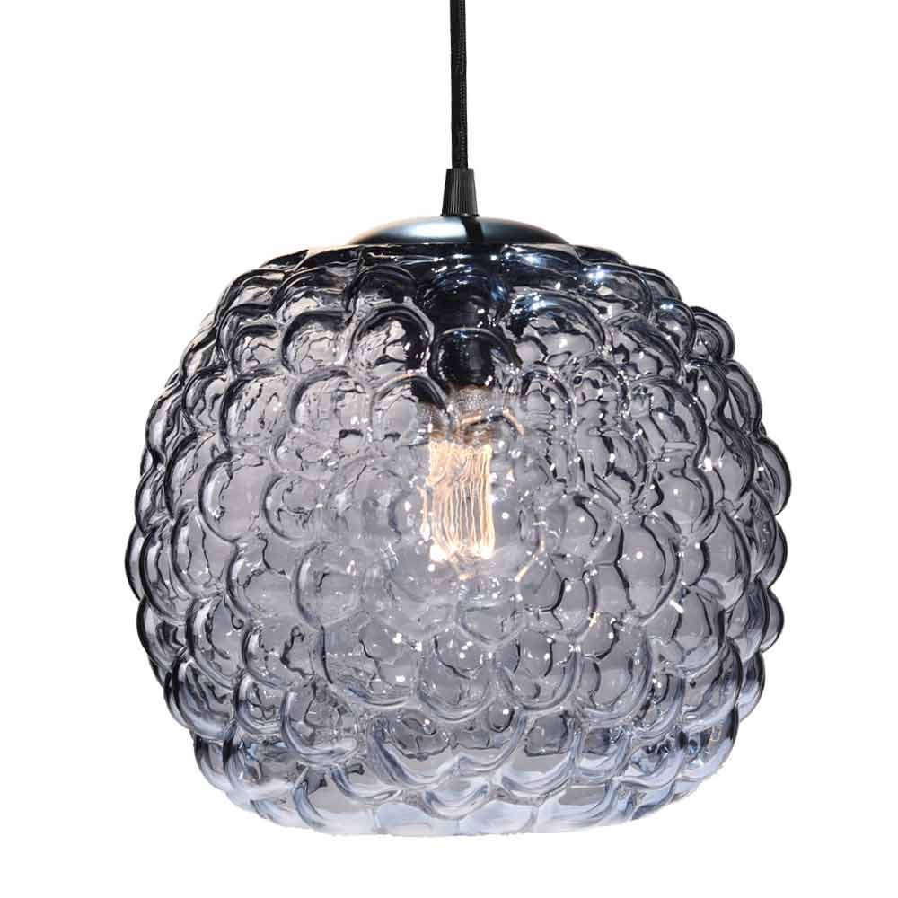 Grape Ø25 Røykfarget Taklampe Fra Halo Design - Denne pendelen laget av r&oslash;kt glass med sorte detaljer er perfekt som lyspunkt over spisebordet eller i stuen.