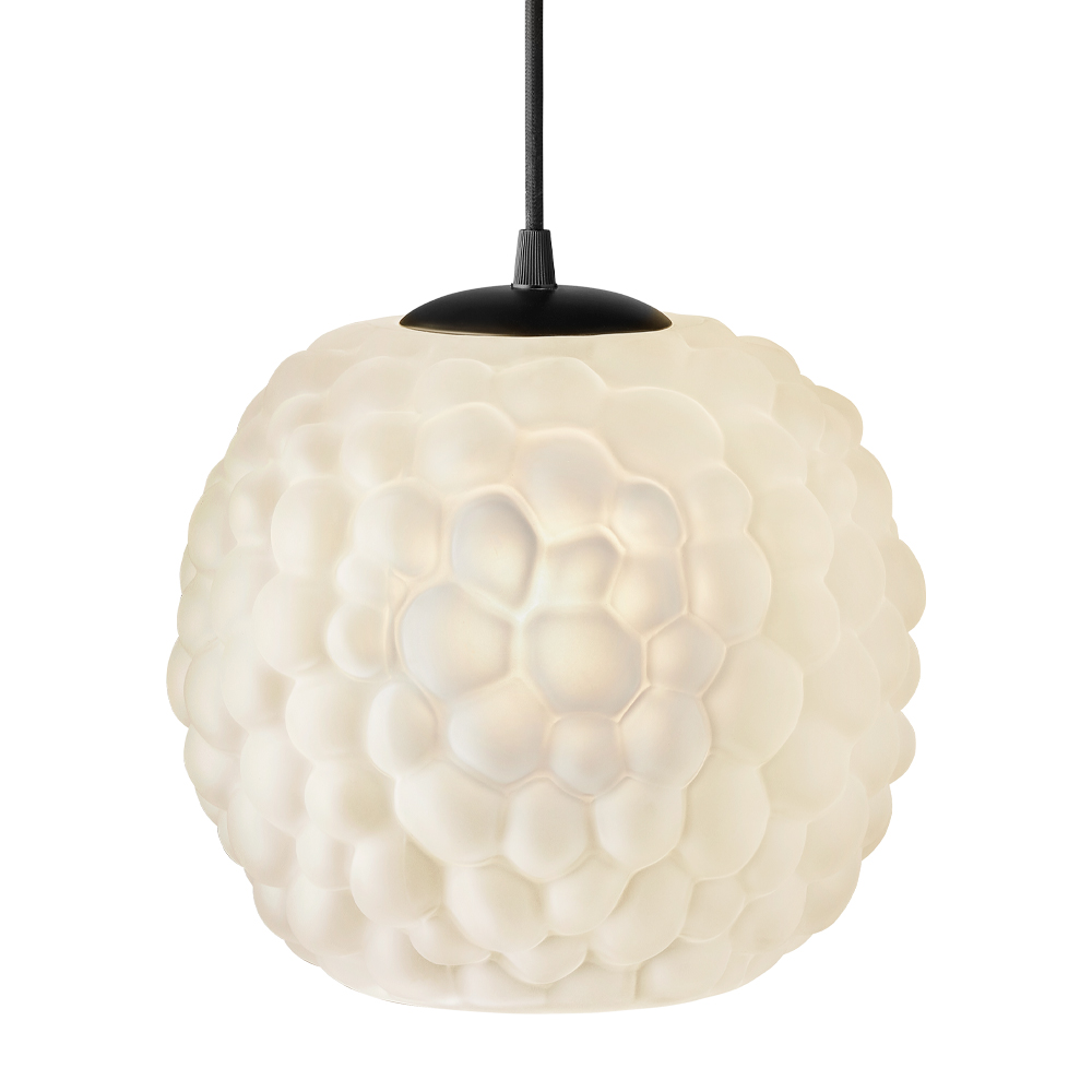 Grape Ø25 Hvit Taklampe Fra Halo Design - Denne pendelen laget av matt opalt glass med sorte detaljer er perfekt som lyspunkt over spisebordet eller i stuen.