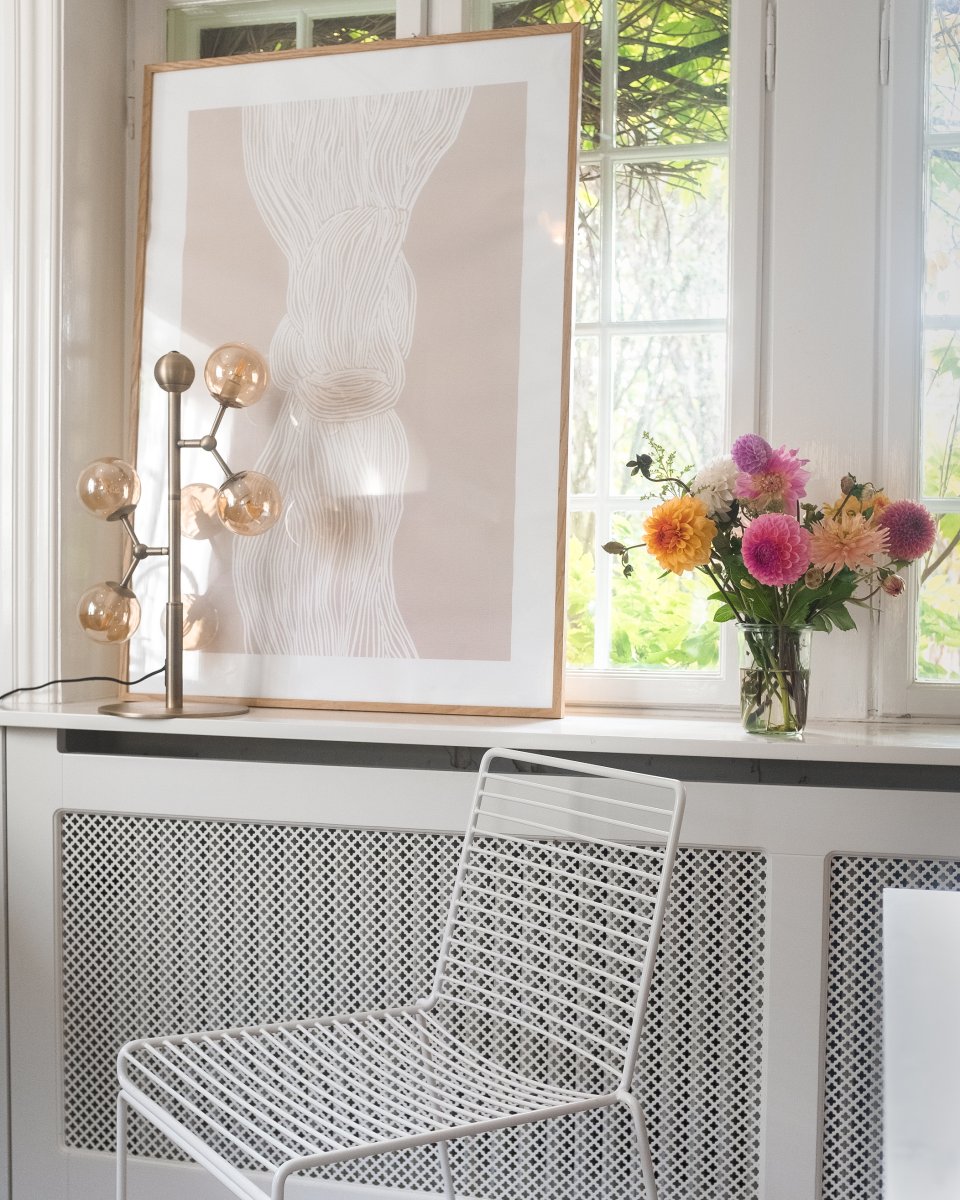 Atom 52cm Antikk messing bordlampe Fra Halo Design - Atom er en moderne bordlampe med elegant design i antikk messing.