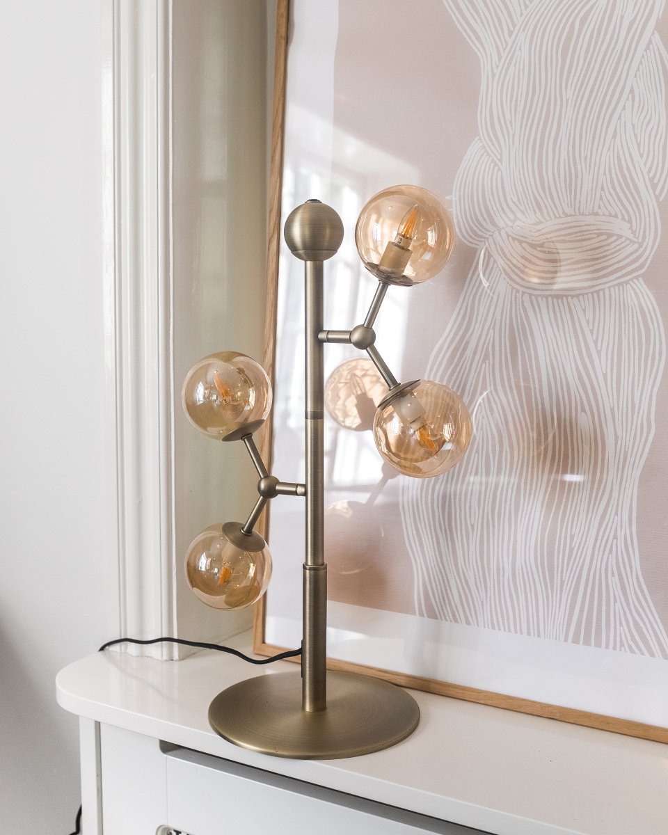 Atom 52cm Antikk messing bordlampe Fra Halo Design - Atom er en moderne bordlampe med elegant design i antikk messing.