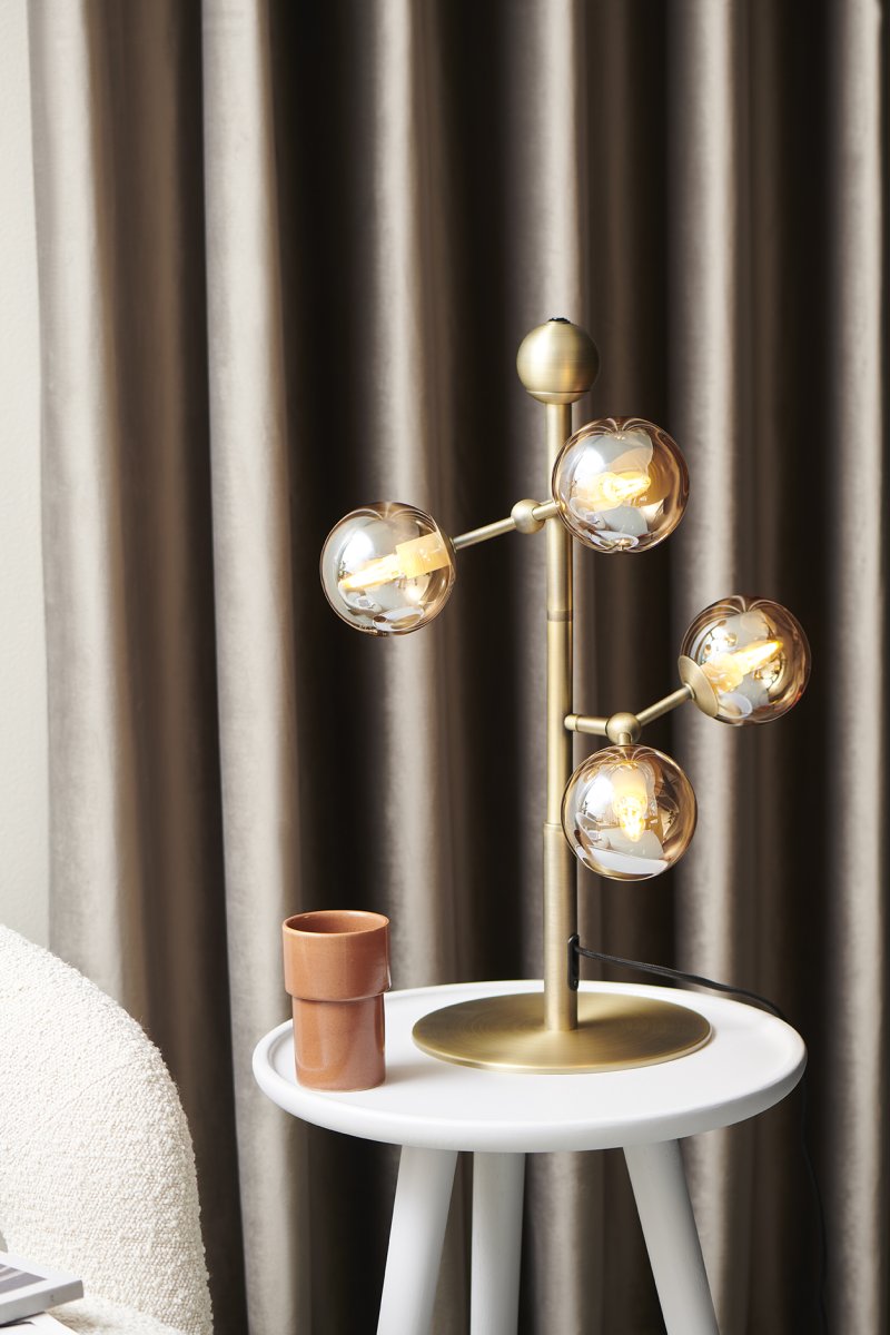 Atom 52cm Antikk messing bordlampe Fra Halo Design - Atom er en moderne bordlampe med elegant design i antikk messing.