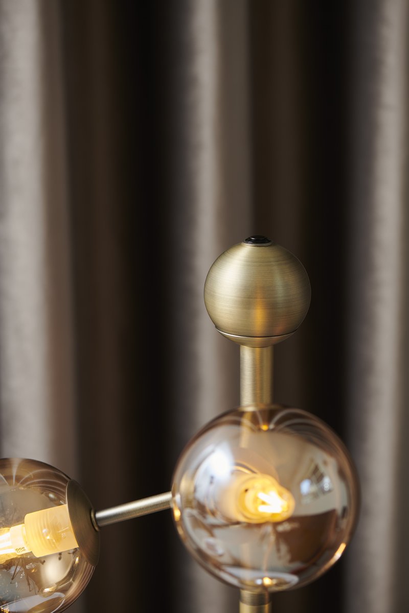 Atom 52cm Antikk messing bordlampe Fra Halo Design - Atom er en moderne bordlampe med elegant design i antikk messing.