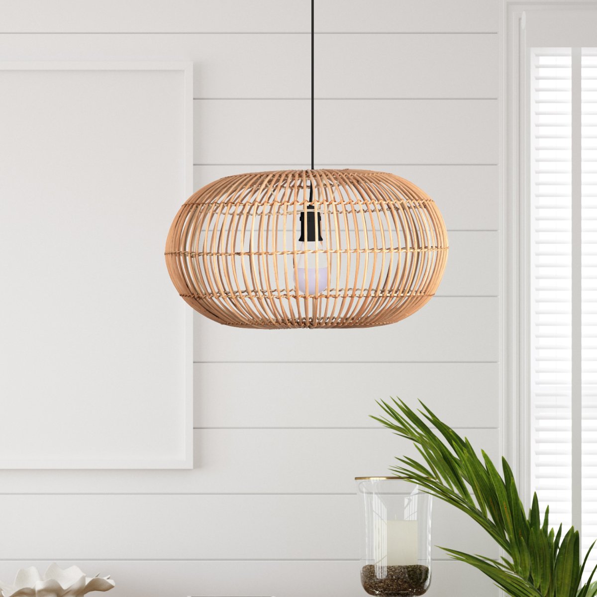 Bali Ø48 Natur Taklampe Fra Searchlight - Bambusskjermen med kontrasterende sort oppheng og lampeskjerm gir et enkelt, men effektivt lyselement og tilfører en mykhet til interiøret.