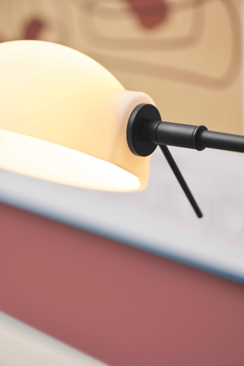 Kjøbenhavn 60cm Svart vegglampe Fra Halo Design - Med sin bevegelige arm og justerbare lysretning byr Kj&oslash;benhavn på både fleksibilitet og behagelig belysning, ideelt for å skape en varm atmosfære i hjemmet ditt.