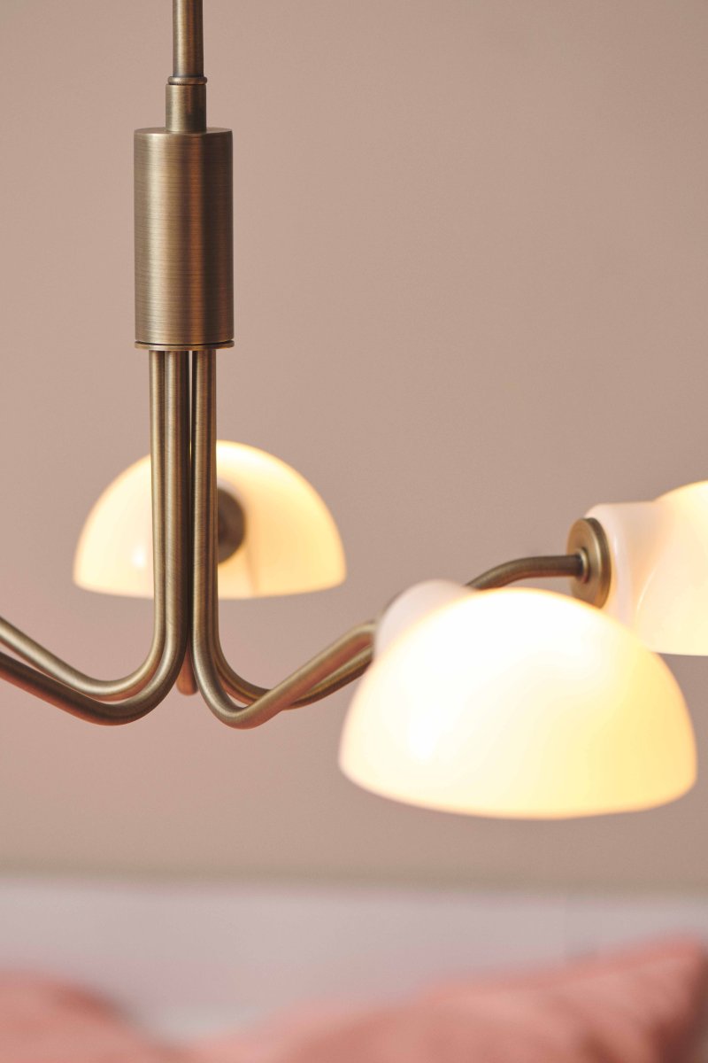Kjøbenhavn Ø50 Antikk messing Taklampe Fra Halo Design - Med sitt balanserte design og eksklusive uttrykk blir Kj&oslash;benhavn en vakker og funksjonell lyskilde i hjemmet ditt.