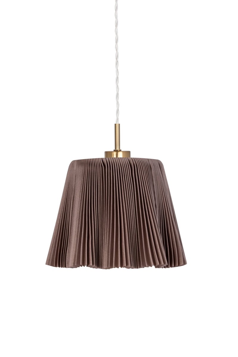 Edith Ø20 Brun Taklampe Fra Globen Lighting - Edith har en nyanse av brunfarget plissert tekstil med vakker glans og fint fall takket være det velstore tekstilet.