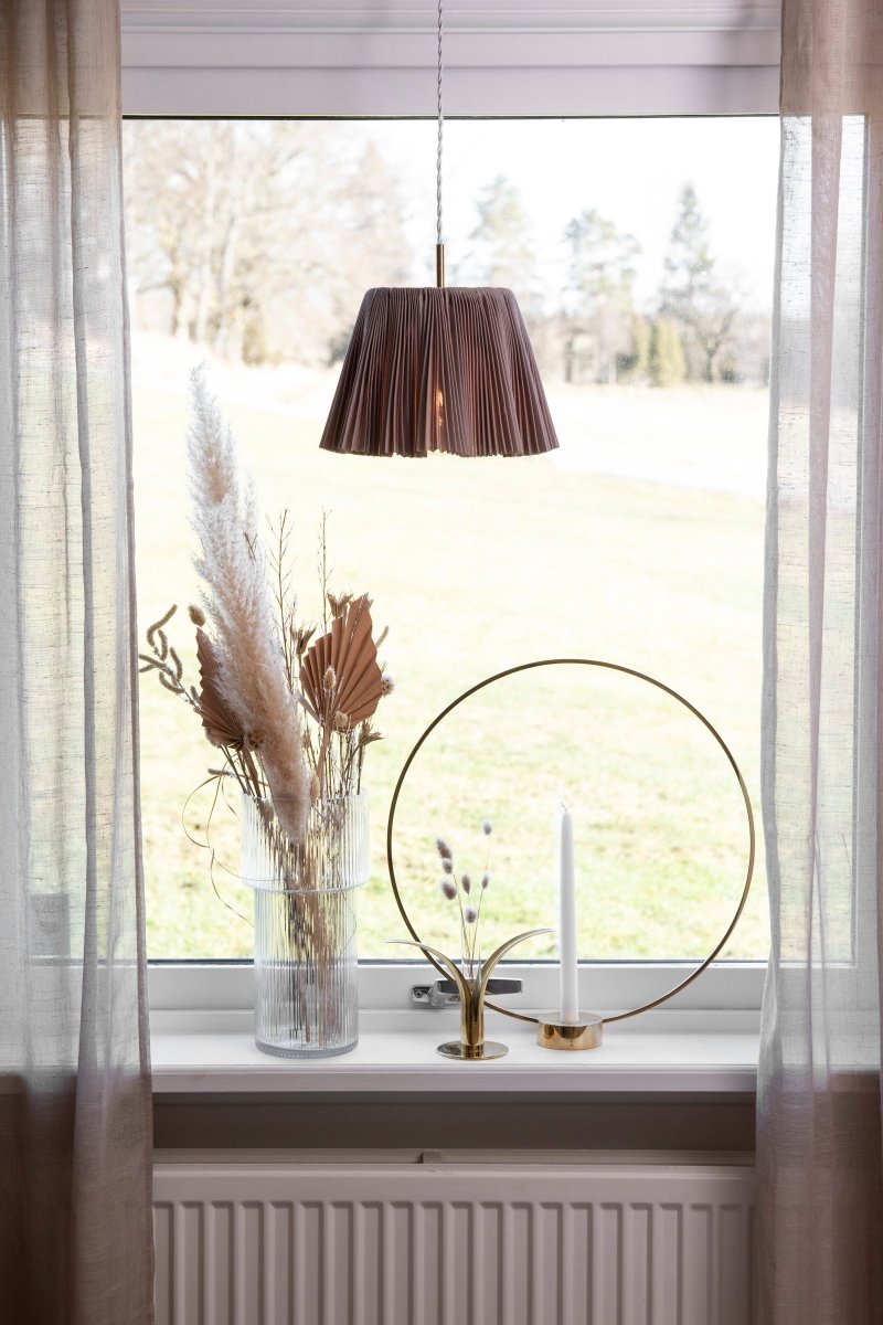 Edith Ø20 Brun Taklampe Fra Globen Lighting - Edith har en nyanse av brunfarget plissert tekstil med vakker glans og fint fall takket være det velstore tekstilet.