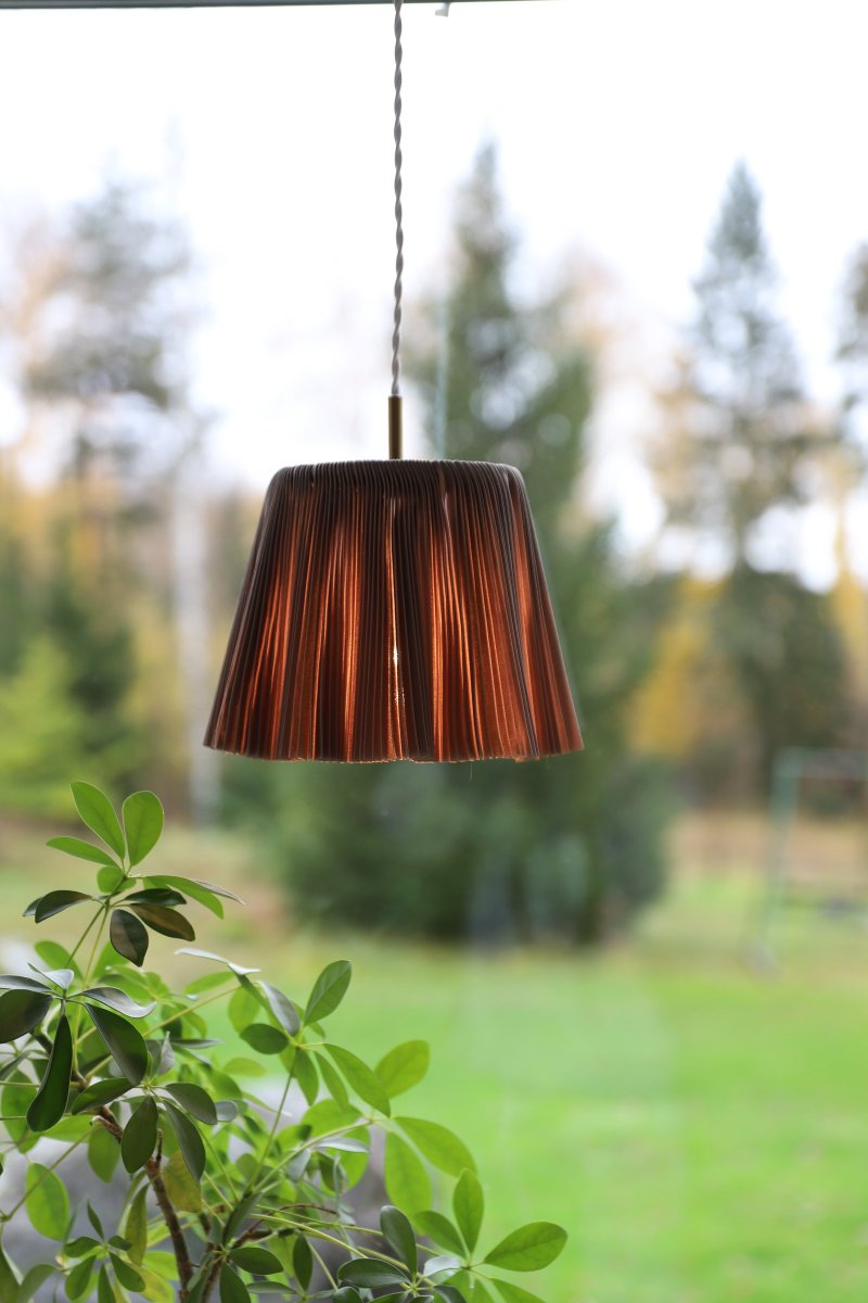 Edith Ø20 Brun Taklampe Fra Globen Lighting - Edith har en nyanse av brunfarget plissert tekstil med vakker glans og fint fall takket være det velstore tekstilet.