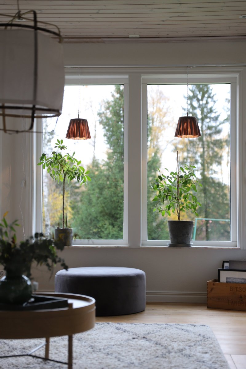 Edith Ø20 Brun Taklampe Fra Globen Lighting - Edith har en nyanse av brunfarget plissert tekstil med vakker glans og fint fall takket være det velstore tekstilet.