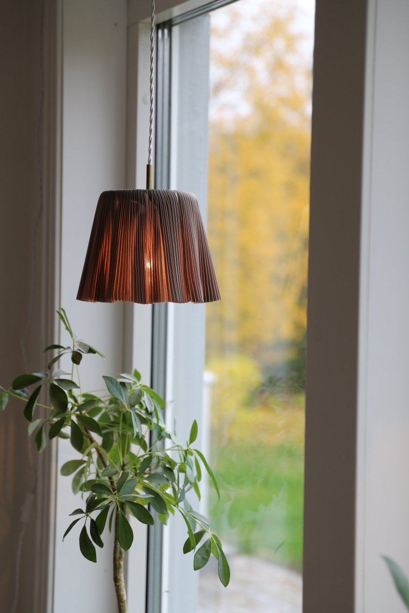 Edith Ø20 Brun Taklampe Fra Globen Lighting - Edith har en nyanse av brunfarget plissert tekstil med vakker glans og fint fall takket være det velstore tekstilet.