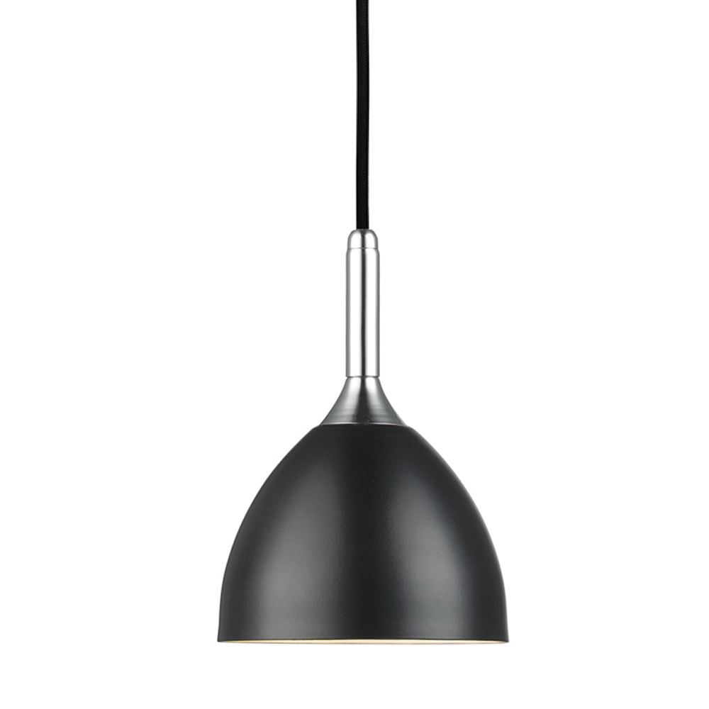 Bellevue Ø14 Svart Taklampe Fra Halo Design - Den sorte skjermen gir fin lysspredning nedover og i kombinasjon med kromdetaljene blir den en stilig lampe, perfekt for ethvert hjem.