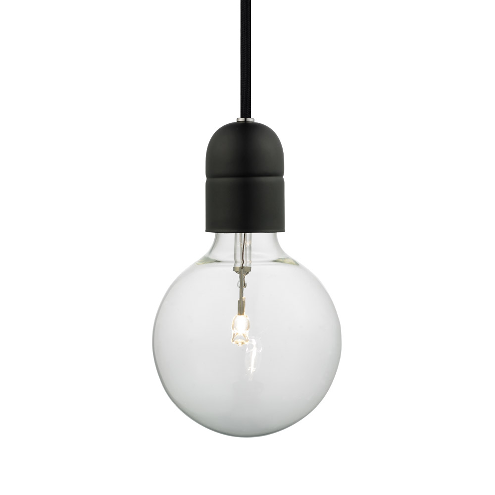Classic Ø5 Svart Taklampe Fra Halo Design - Plasser for eksempel flere i en gruppe over spisebordet eller som en pendel på soverommet over nattbordene, eller hvorfor ikke i et hjørne av stuen hvor det trengs litt ekstra koselig belysning.