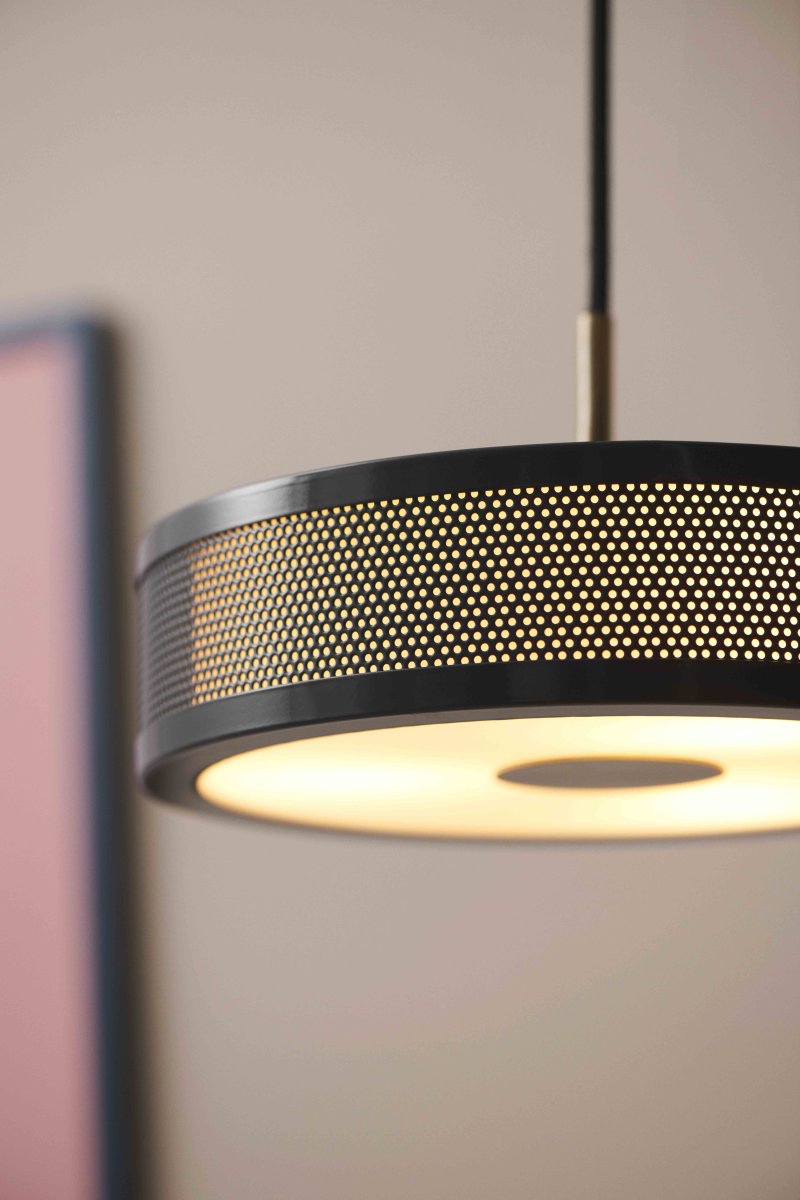 Frame Ø24 Svart Taklampe Fra Halo Design - Ramme kombinerer en kompakt form med materialer av h&oslash;y kvalitet.