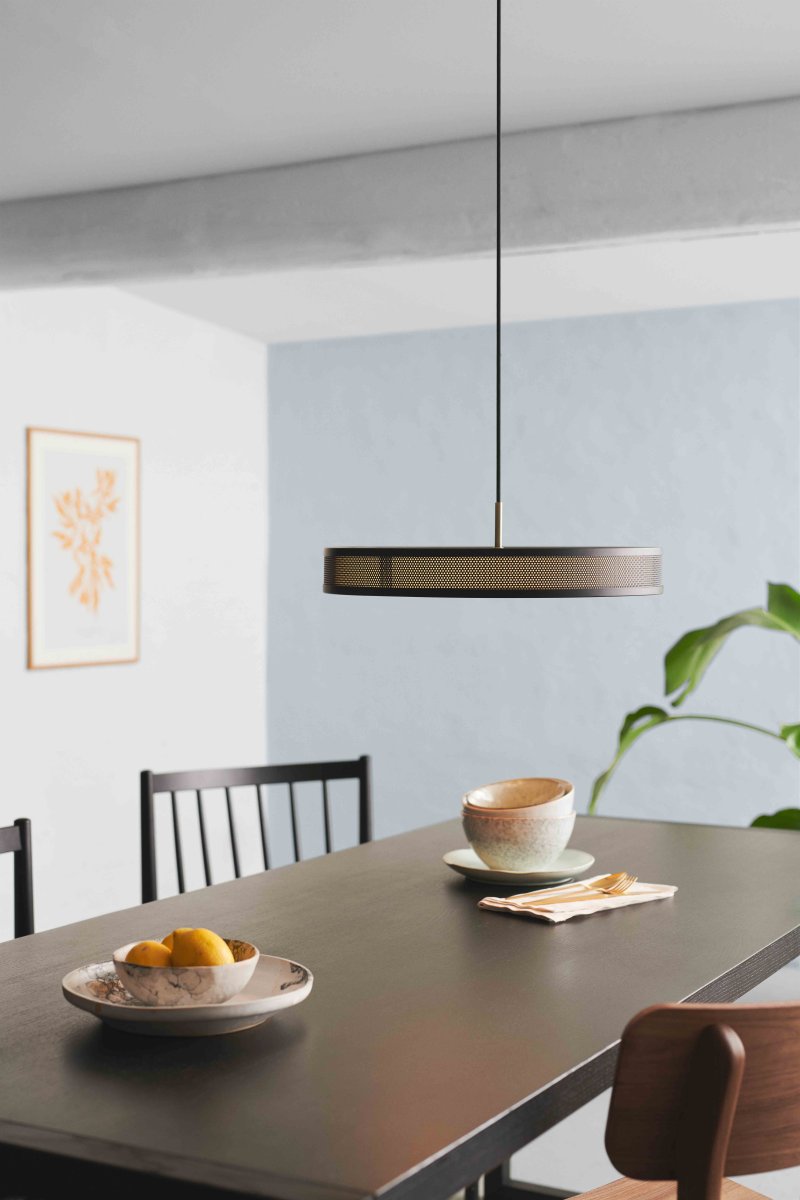 Frame Ø43 Svart Taklampe Fra Halo Design - Ramme kombinerer en kompakt form med materialer av h&oslash;y kvalitet.
