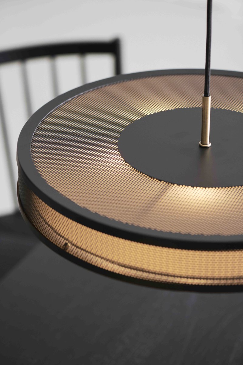 Frame Ø43 Svart Taklampe Fra Halo Design - Ramme kombinerer en kompakt form med materialer av h&oslash;y kvalitet.