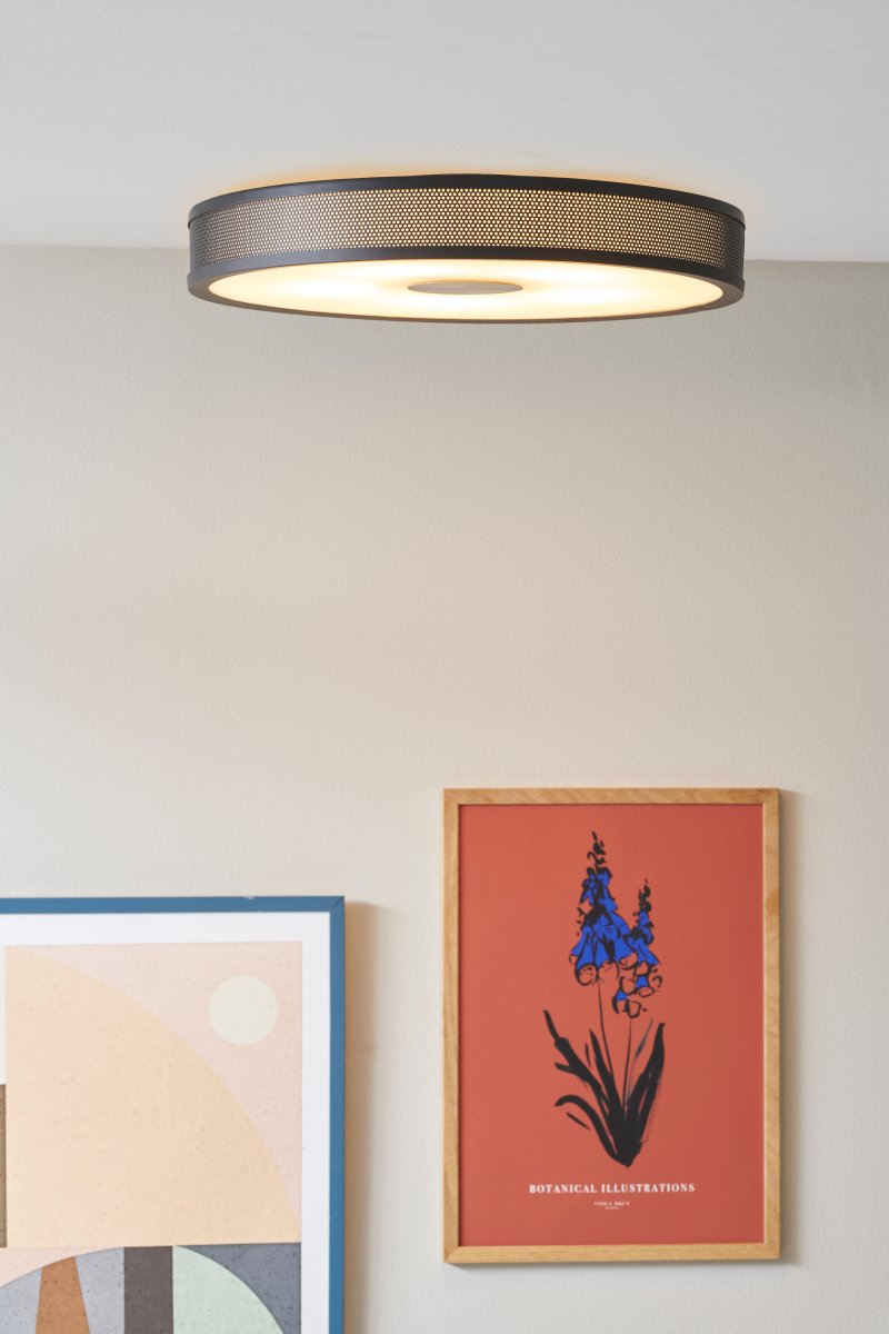 Frame Ø43 Svart plafond Fra Halo Design - Ramme kombinerer en kompakt form med materialer av h&oslash;y kvalitet.