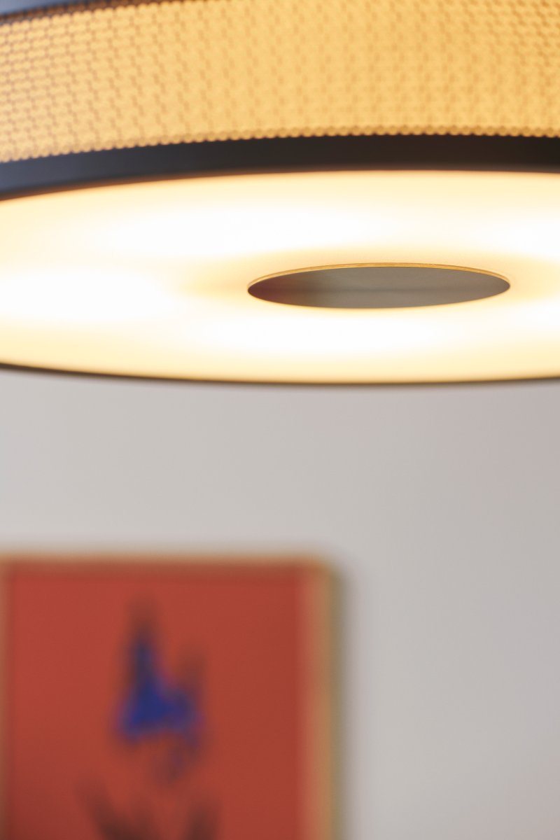 Frame Ø43 Svart plafond Fra Halo Design - Ramme kombinerer en kompakt form med materialer av h&oslash;y kvalitet.