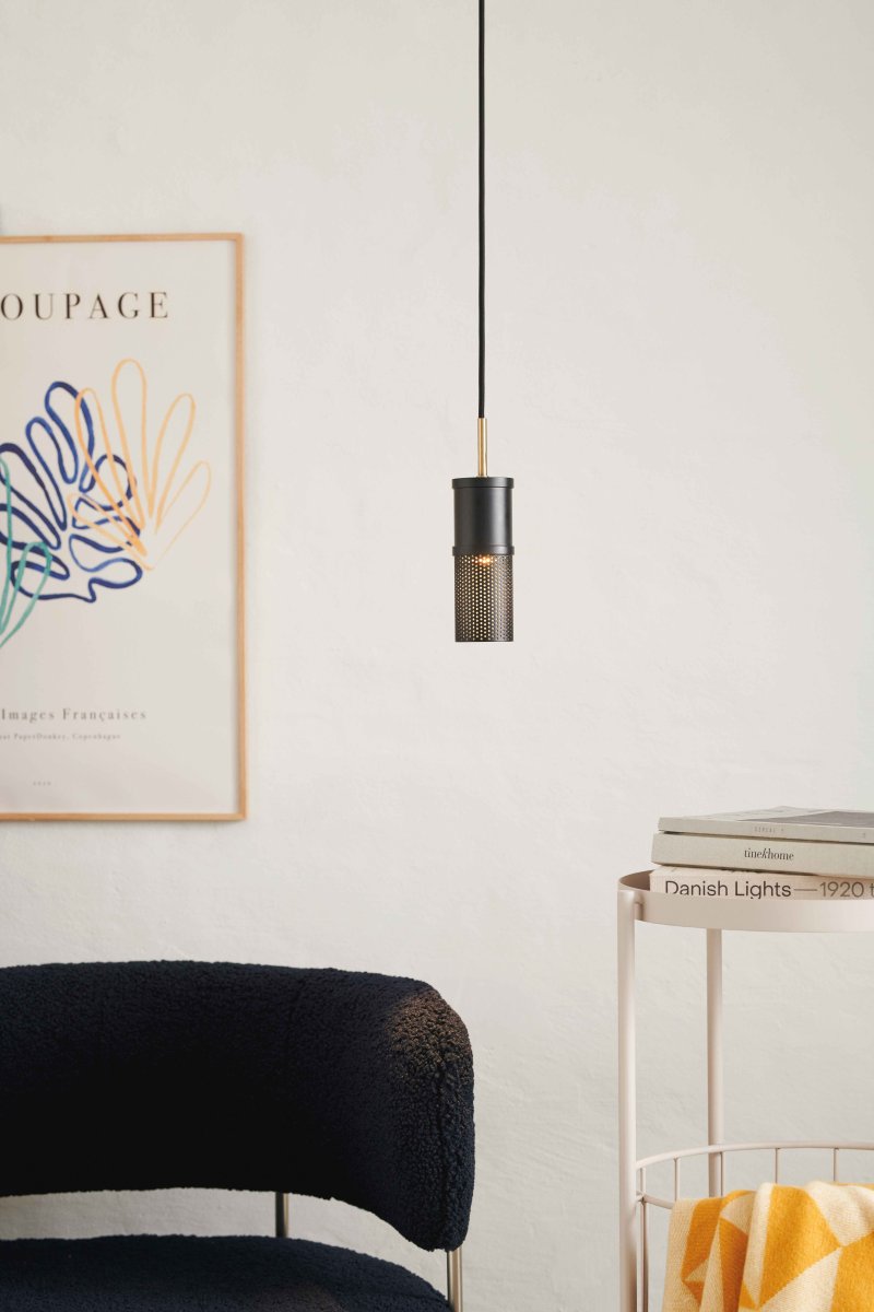 Frame Cylinder Ø6 Svart Taklampe Fra Halo Design - Ramme kombinerer en kompakt form med materialer av h&oslash;y kvalitet.