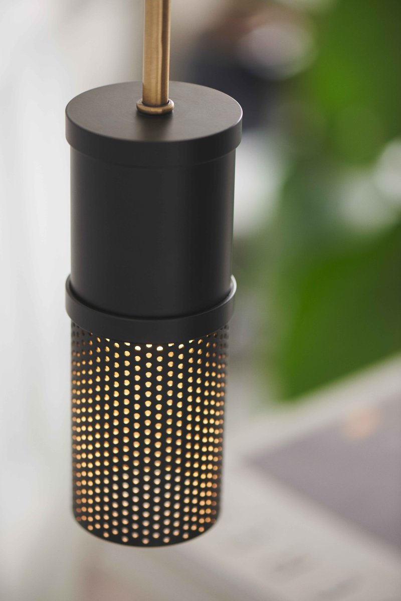 Frame Cylinder Ø6 Svart Taklampe Fra Halo Design - Ramme kombinerer en kompakt form med materialer av h&oslash;y kvalitet.