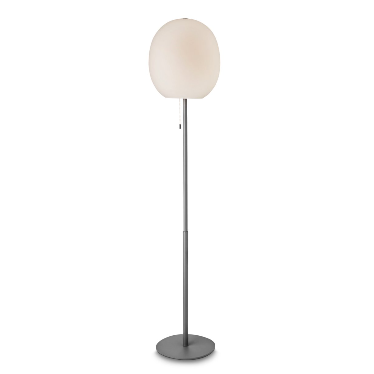 Wrong Opal gulvlampe Fra Halo Design - Kombinasjonen av det unike glasset og den minimalistiske metallrammen gj&oslash;r den til en i&oslash;ynefallende detalj i alle rom.