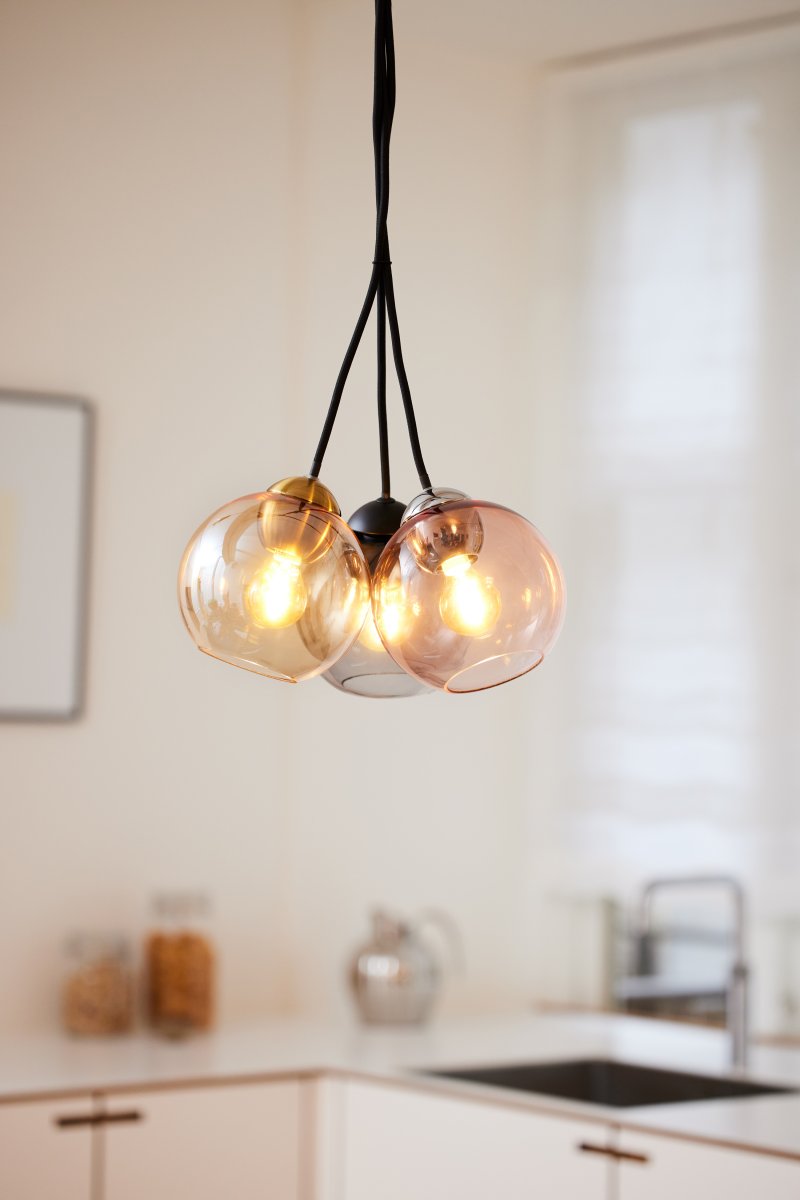 Bubbles Ø14 Røykfarget Taklampe Fra Halo Design - Den enkle formen på Bubbles-lampen gir den et vakkert design.