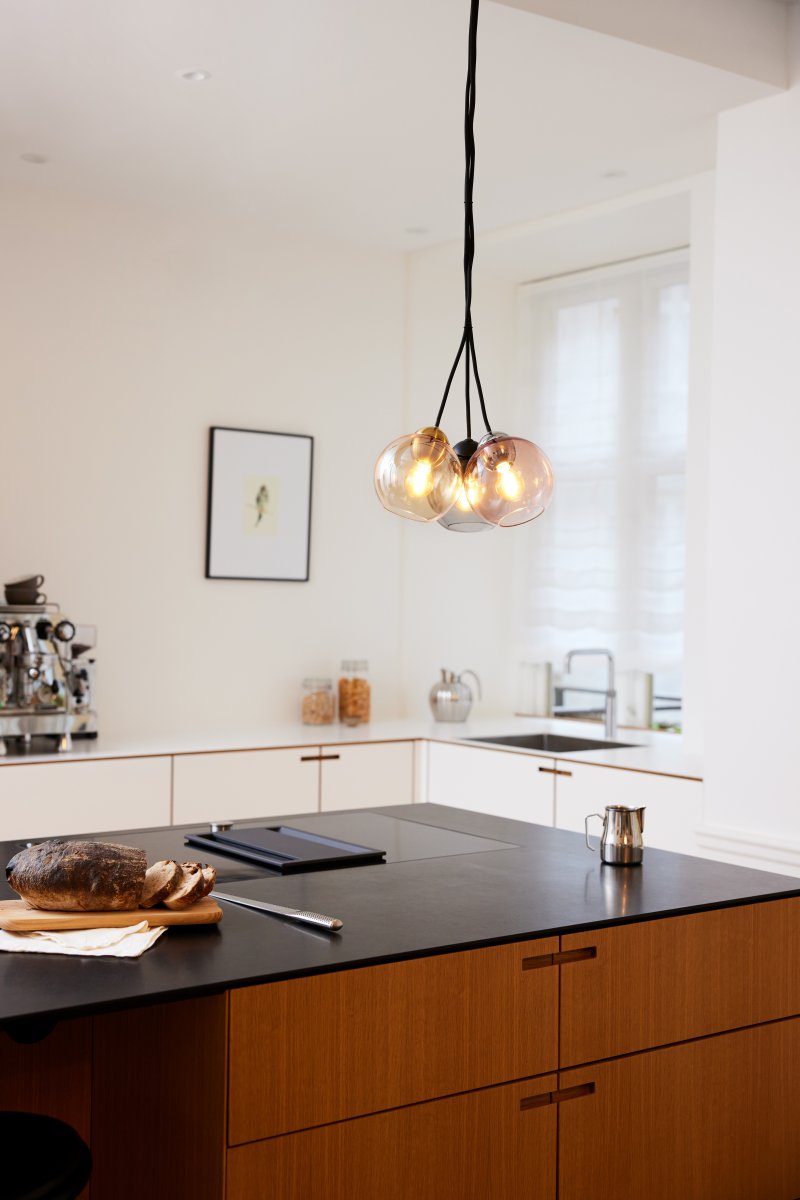 Bubbles Ø14 Røykfarget Taklampe Fra Halo Design - Den enkle formen på Bubbles-lampen gir den et vakkert design.