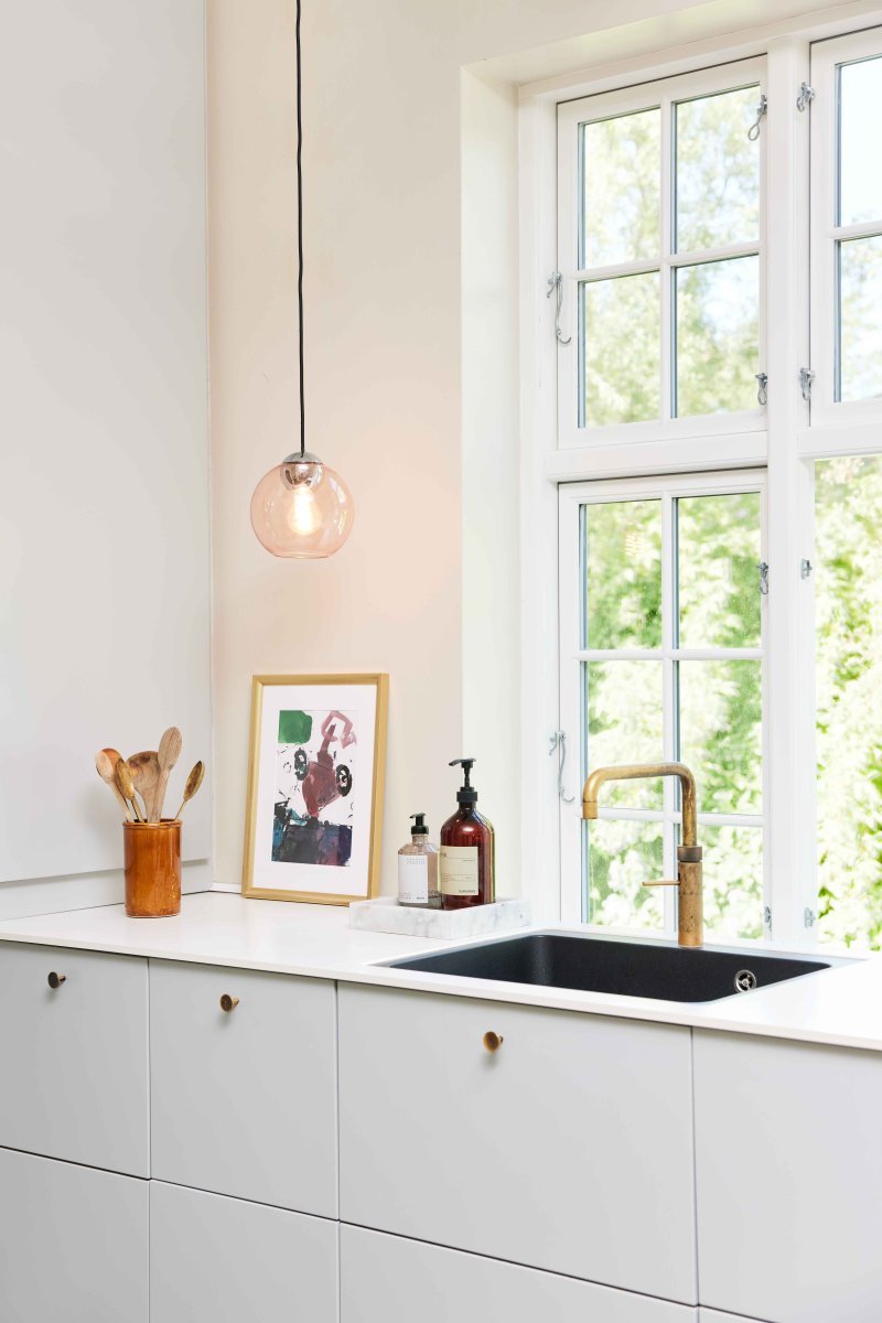 Bubbles Ø18 Rosa Taklampe Fra Halo Design - Den enkle formen på Bubbles-lampen gir den et vakkert design.