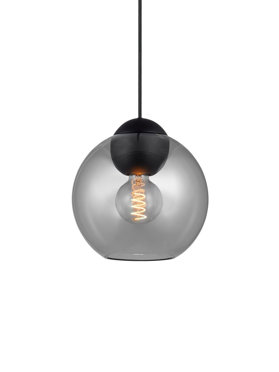 Zoom bilde av Bubbles Ø24 Røykfarget Taklampe Fra Halo Design - Det røkte glasset i kombinasjon med detaljene i matt sort metall bidrar til en eleganse og gir en fin spredning av lys i rommet når det er opplyst.