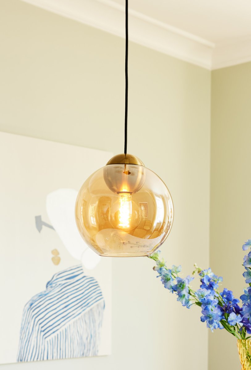 Bubbles Ø24 Rav Taklampe Fra Halo Design - Det ravtonede glasset i kombinasjon med detaljene i antikk messing bidrar til en eleganse og gir en fin spredning av lys i rommet n&aring;r det er opplyst.