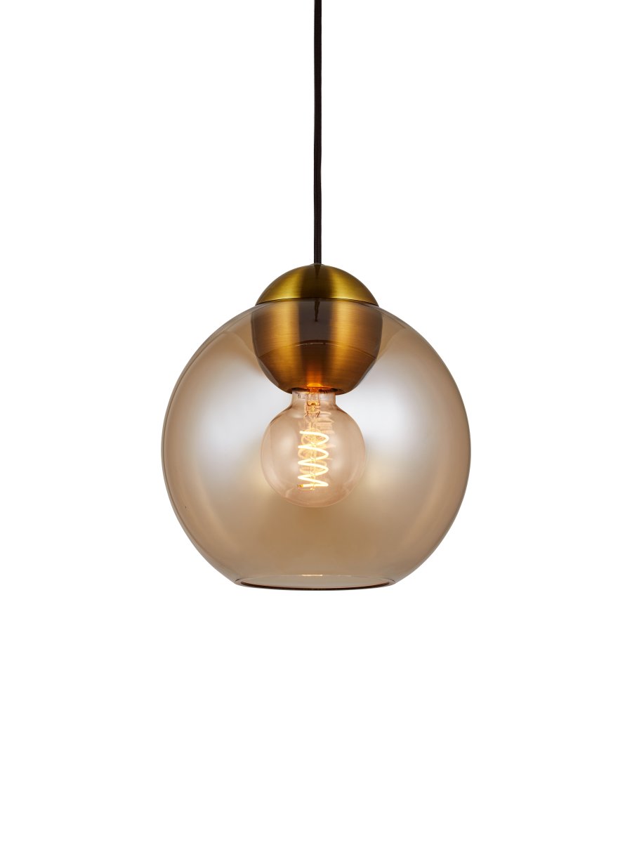 Bubbles Ø24 Rav Taklampe Fra Halo Design - Det ravtonede glasset i kombinasjon med detaljene i antikk messing bidrar til en eleganse og gir en fin spredning av lys i rommet n&aring;r det er opplyst.
