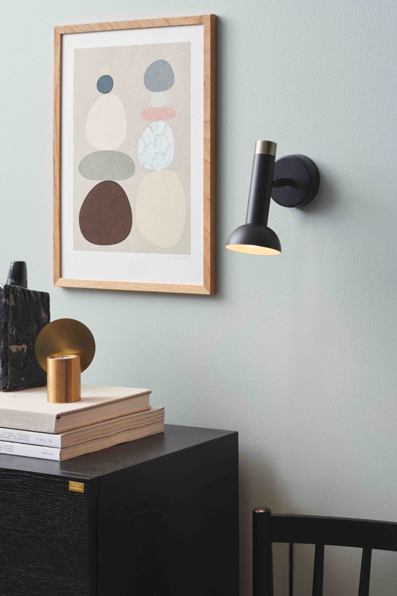 Torch Svart leselampe Fra Halo Design - Med sin mattsvarte finish, messingdetaljer og justerbare design gir den et retningsbestemt lys som er perfekt for belysning, aksentbelysning eller koselig atmosf&aelig;re.